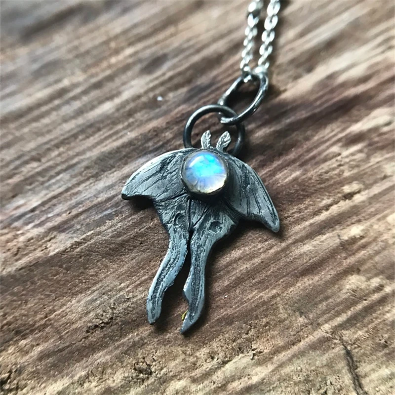 

Boho Style Inlaid Moonstone Moth Pendant Necklace Charm Fashion Women's Metal Necklace Engagement Wedding Gift Jewelry For Her