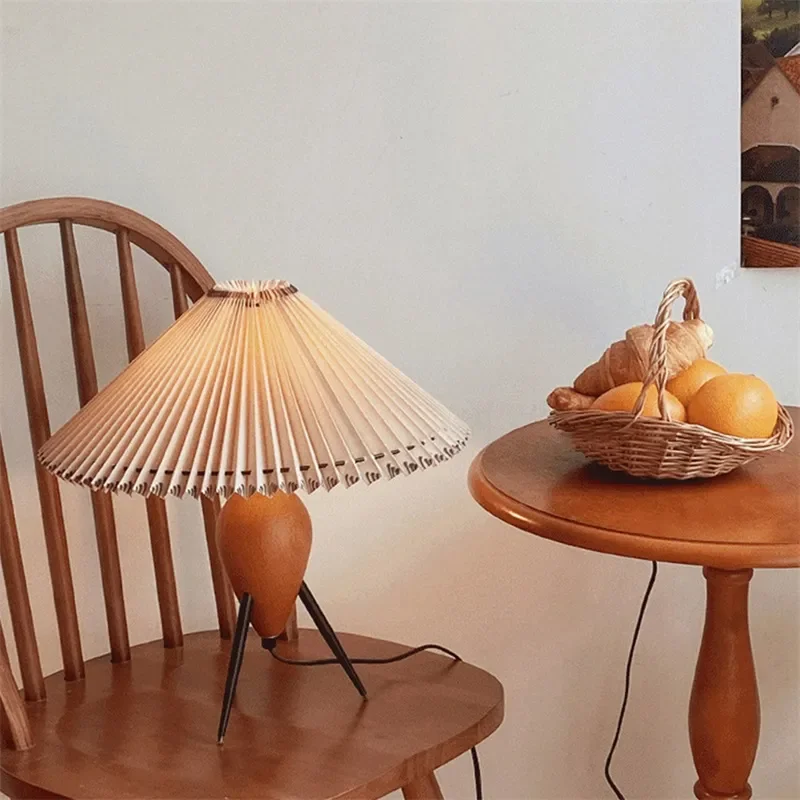 

Desk Lamps Modern Creative Table LED Brown Desk Lightings White Pleated Lampshade Decoratives For Home Living Room Bedroom night