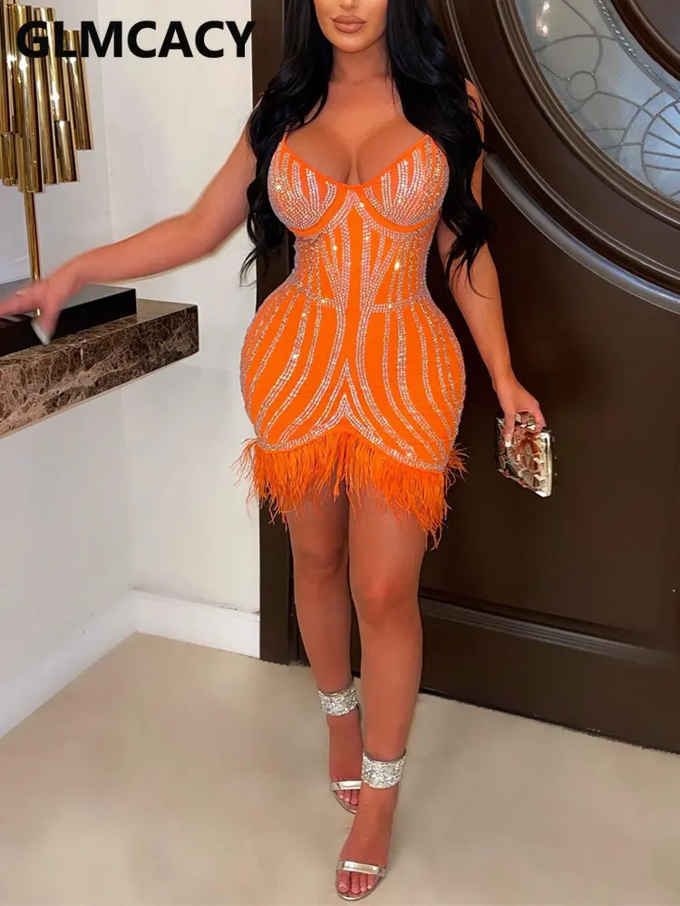 

Женское облегающее мини-платье без рукавов на тонких бретельках с блестками и перьями