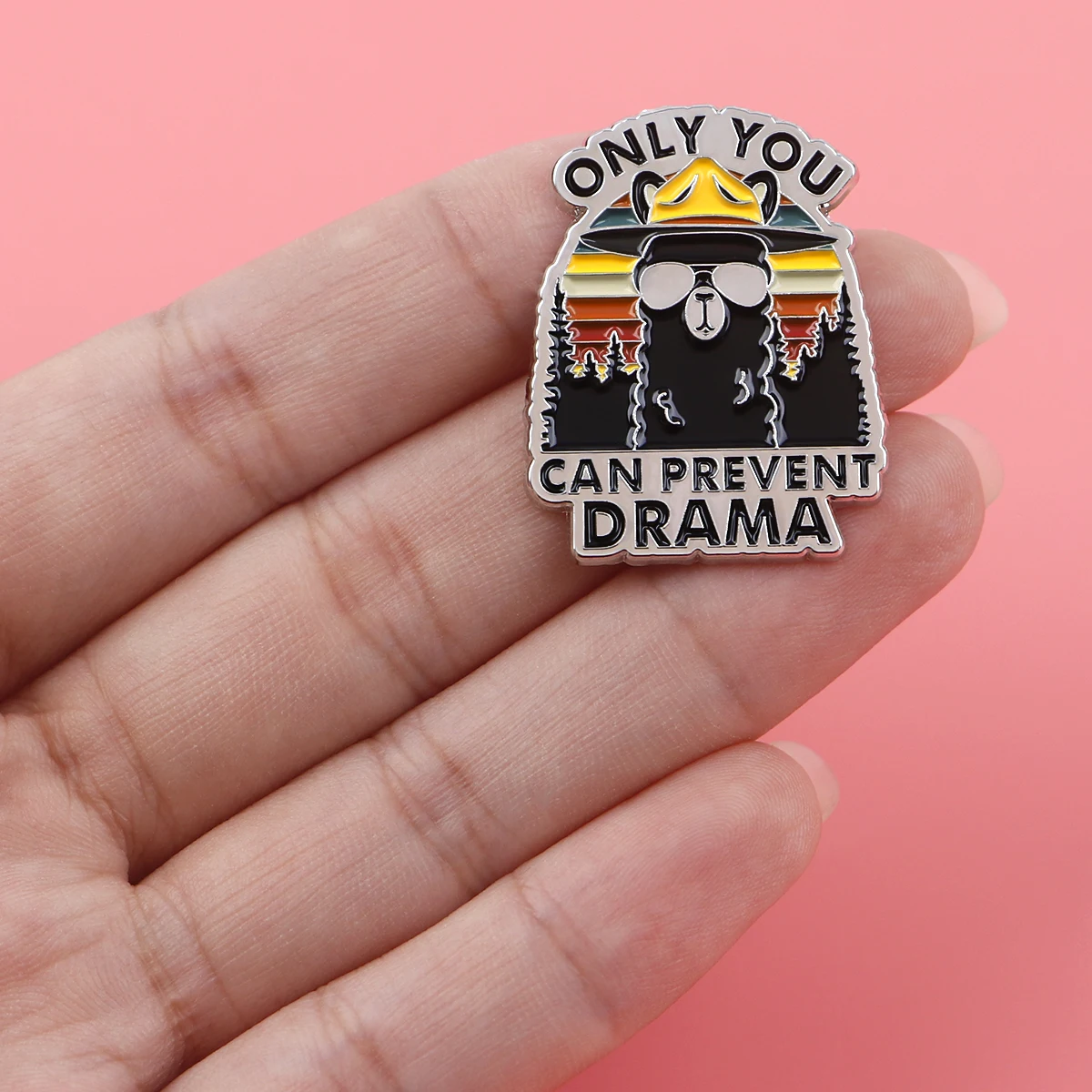 Женская эмалированная брошь-лама в виде альпаки