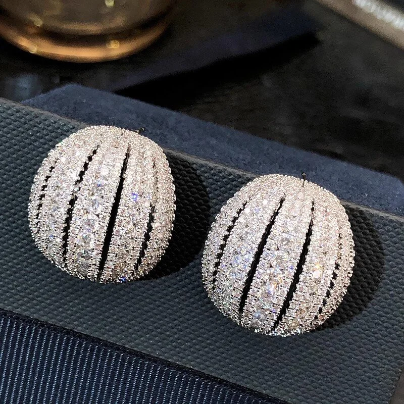 Фото Серьги-гвоздики Huitan Sparkling Half Ball с кубическим цирконием, модные универсальные серьги-гвоздики овальной формы, эффектные украшения для женщин №3