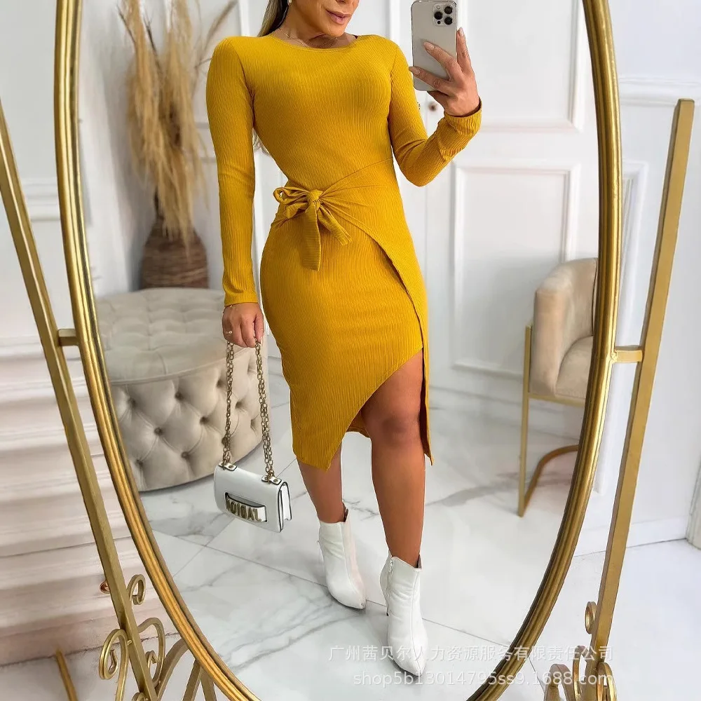 Женское однотонное тонкое облегающее платье с круглым вырезом и завязками