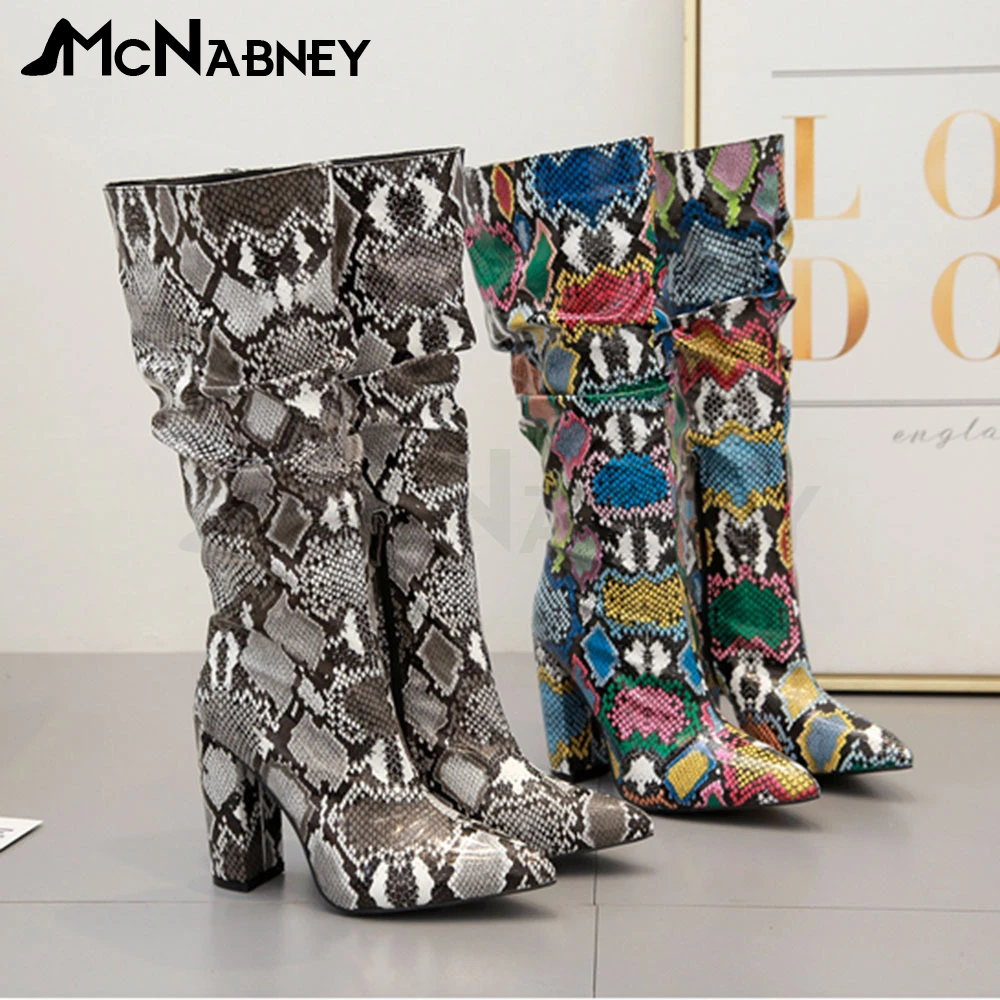 

Модные женские сапоги со змеиным принтом, рандомная обувь на высоком каблуке, сапоги до колена с острым носком, новинка, Женская Вечерние