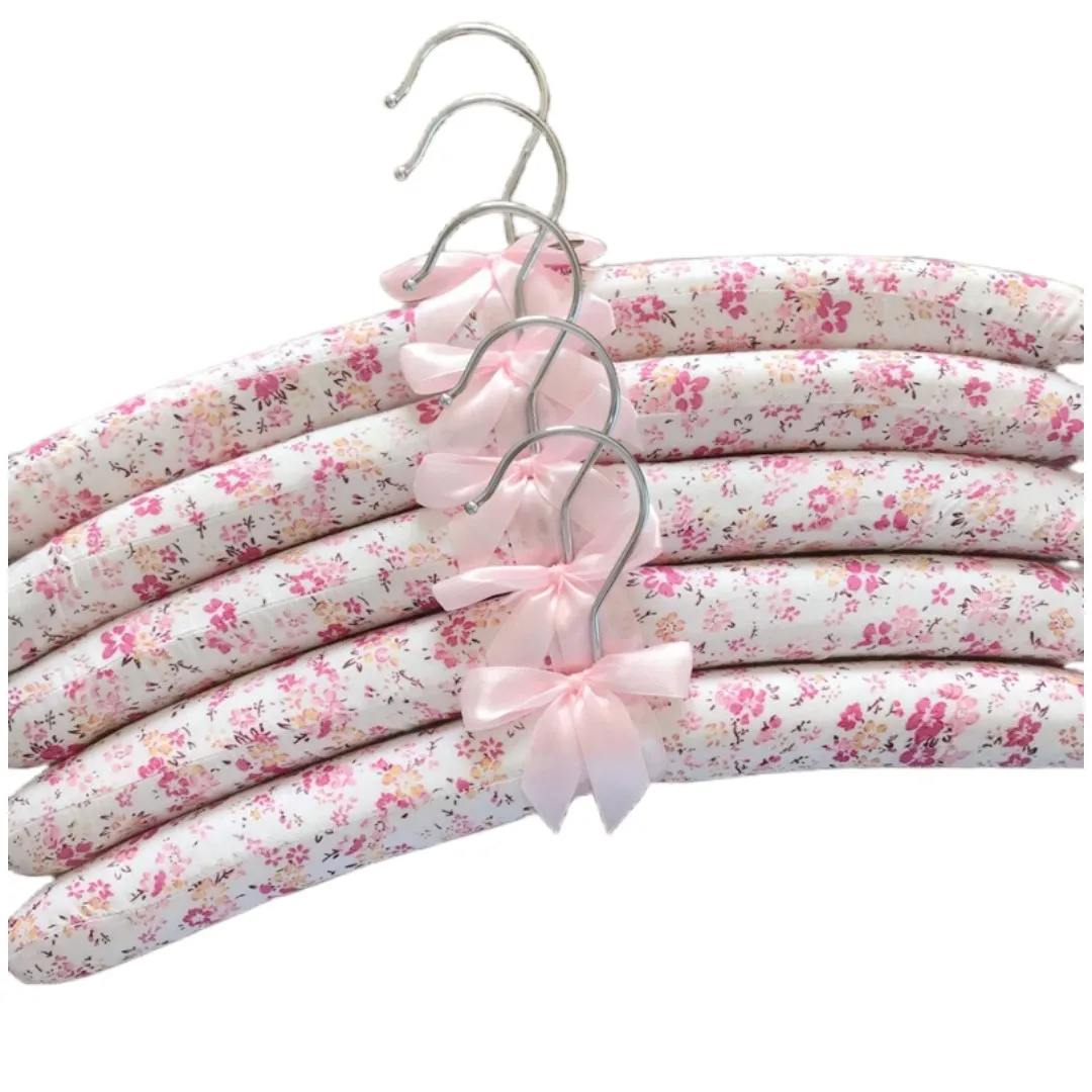 

Деревянные вешалки с разноцветным рисунком