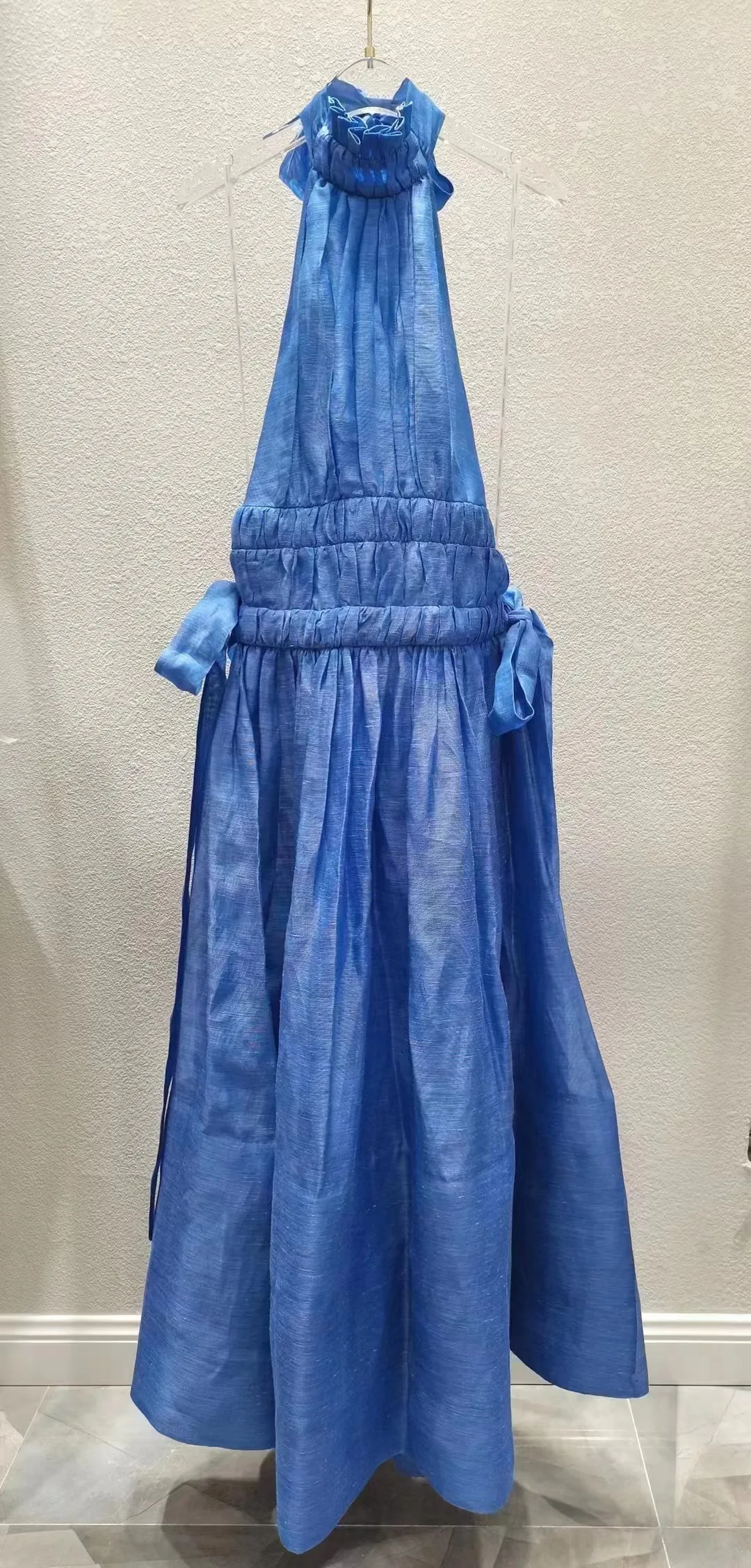 

2022 High Quality Solid Blue Neck-mounted Midi Dress
