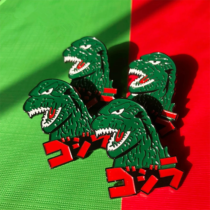 

Dinosaur Vs Gorilla King Monster Brooch Metal Badge Lapel Pin Jacket Jeans Fashion Jewelry Accessories Gift