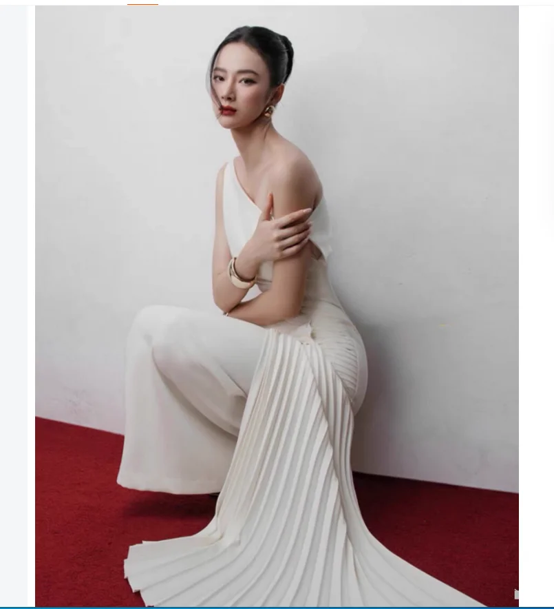 Летнее белое плиссированное платье с открытыми плечами и поясом