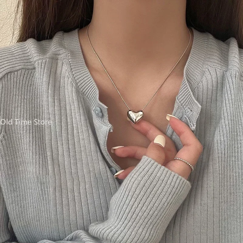 Женское ожерелье с подвеской золотистого цвета