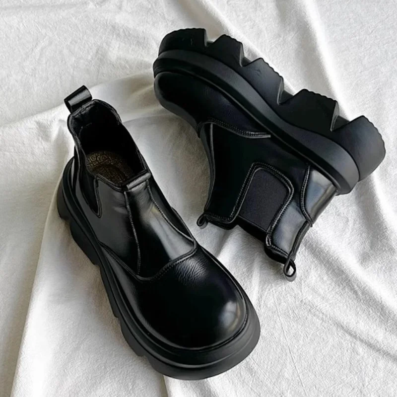 Трендовые женские ботинки на плоской подошве