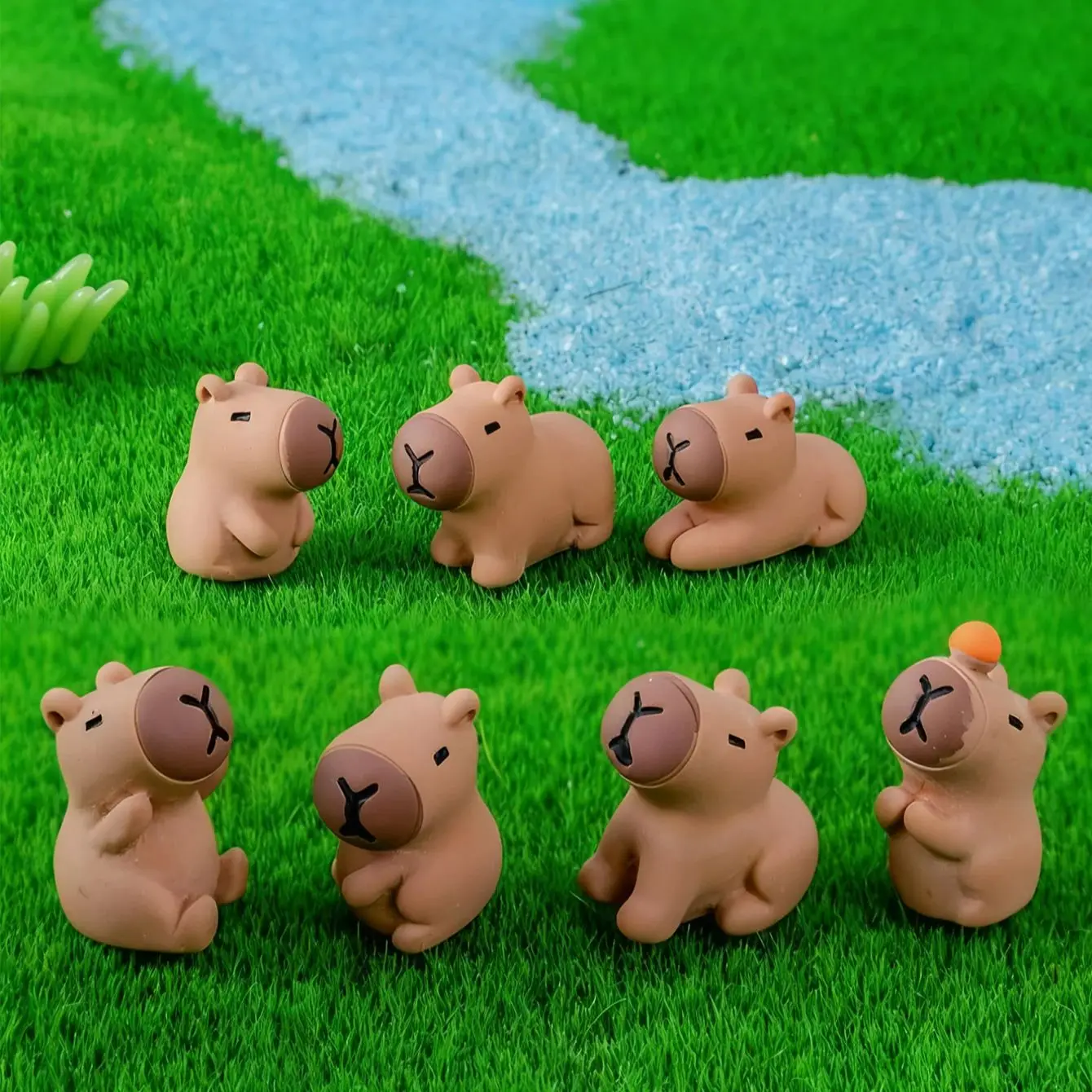 

Миниатюрные фигурки капибары из резины