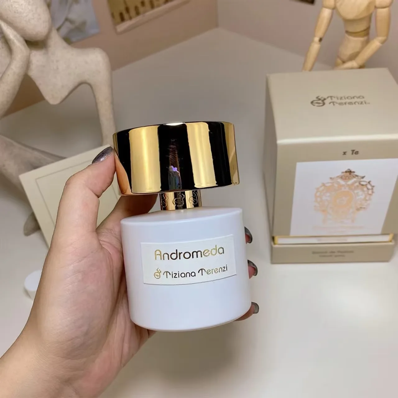 Фото Унисекс-парфюм 100 мл: Стойкий, свежий, элегантный древесно-цветочный аромат в роскошном современном стиле с неподвластным времени изысканным шармом №5