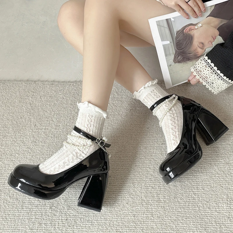 

Женские винтажные Туфли Мэри Джейн, туфли из лакированной кожи на высоком каблуке и платформе, женские туфли с жемчужинами и цепочкой на толстом каблуке, 2023