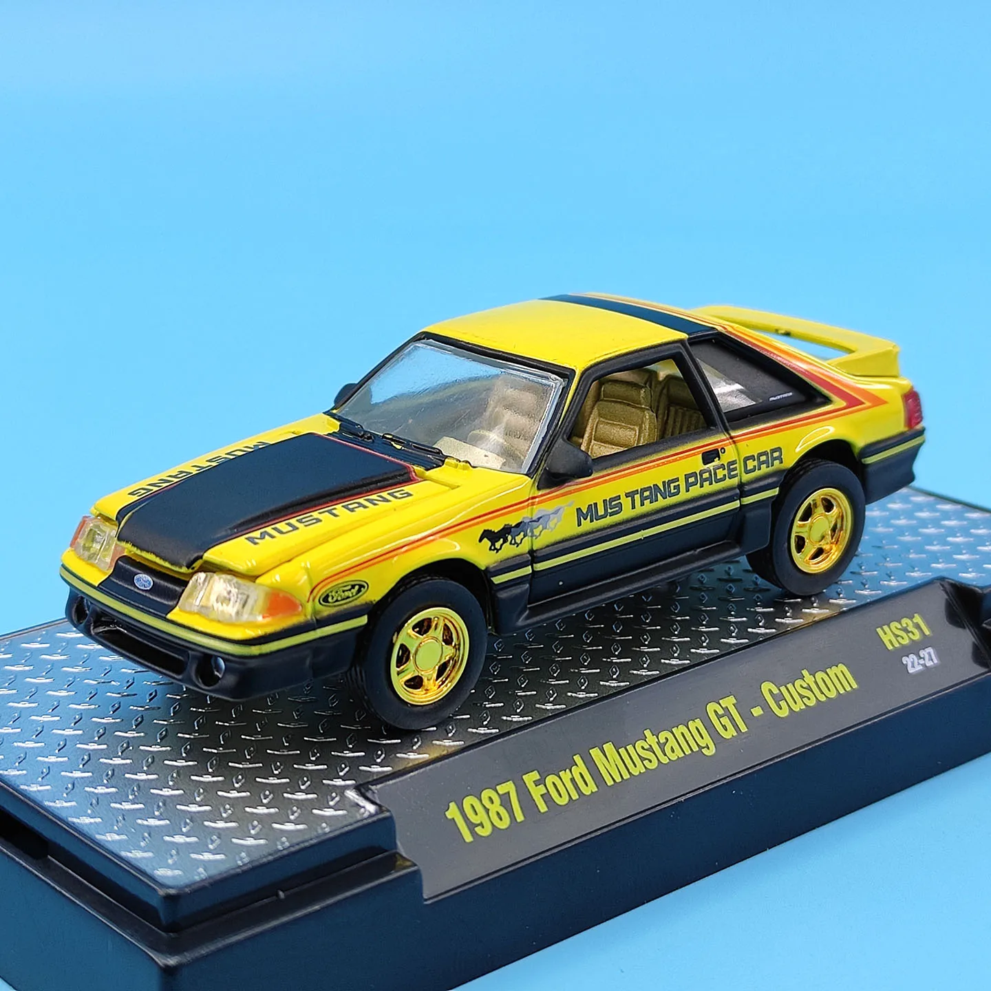Фото Масштабная модель автомобиля Ford Mustang GT 1987 года, литая под давлением, 1:64 — кастомизированная, из сплава №2