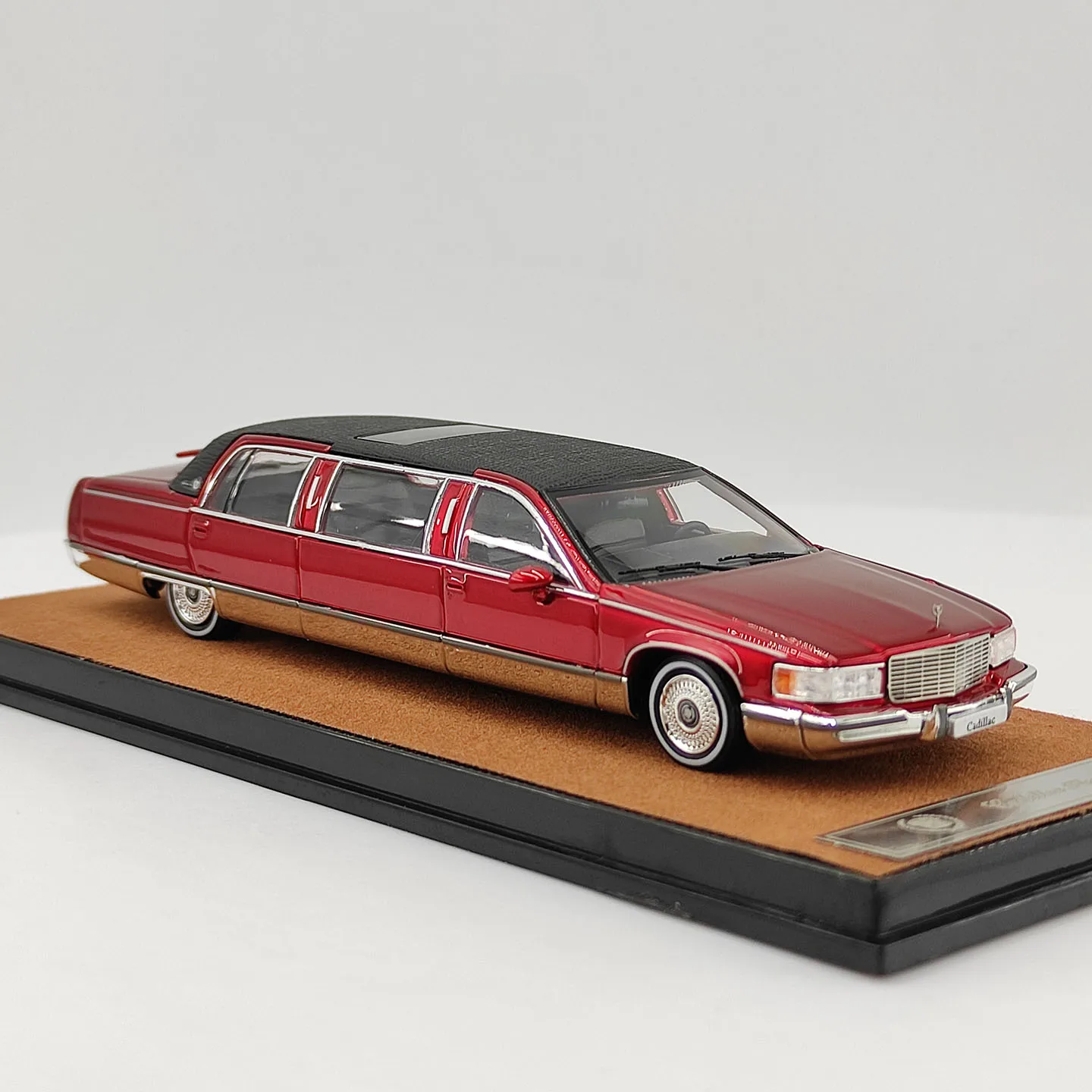 Фото Масштабная модель автомобиля Cadillac Wood Extended Edition Fleetwood из сплава, 1:64, Diecast Xiaoguang №3