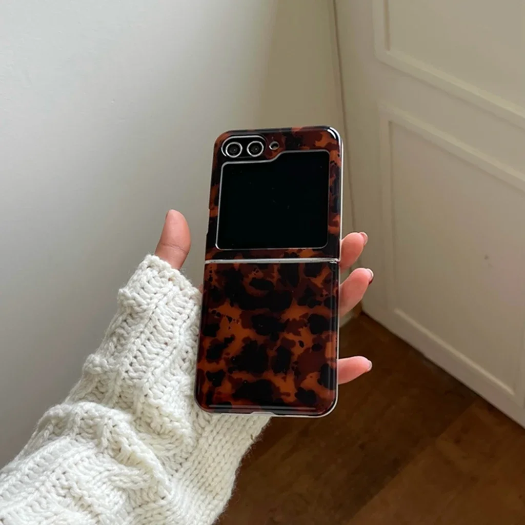 Стильный чехол для телефона в стиле ретро темного цвета с черепаховым из