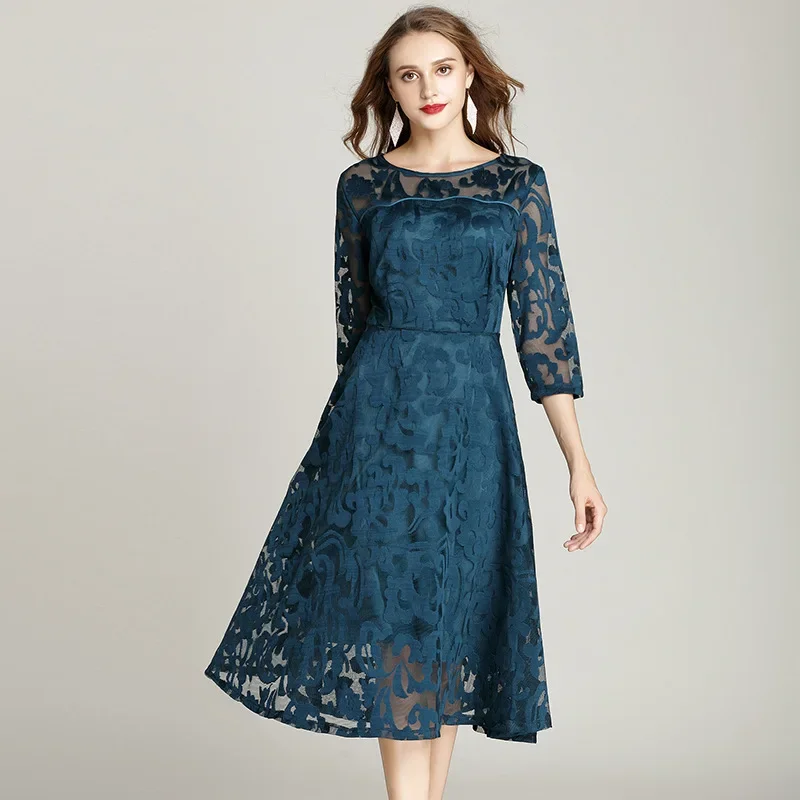 Платье свободного кроя среднего возраста для пожилых людей. Упрощенный дизайн