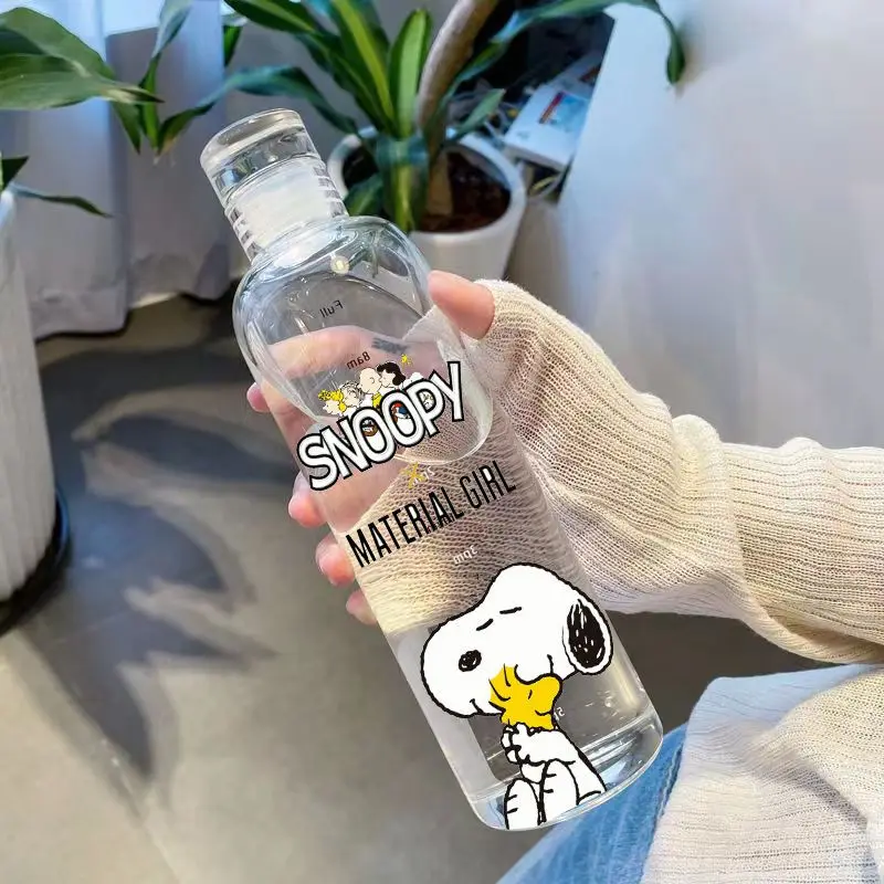 Фото Прозрачный пластиковый стакан Snoopy с мерной шкалой для молока, портативный стакан с мультяшным аниме-дизайном, большой объем, подходит для автомобиля. №1