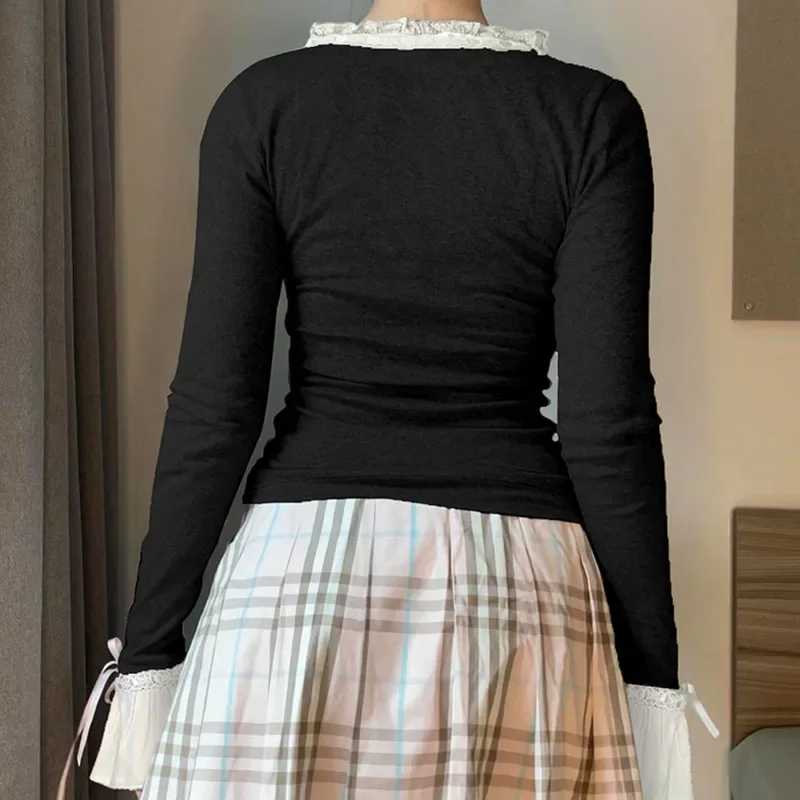 Мягкая футболка во французском стиле с v-образным вырезом и кружевной отделкой