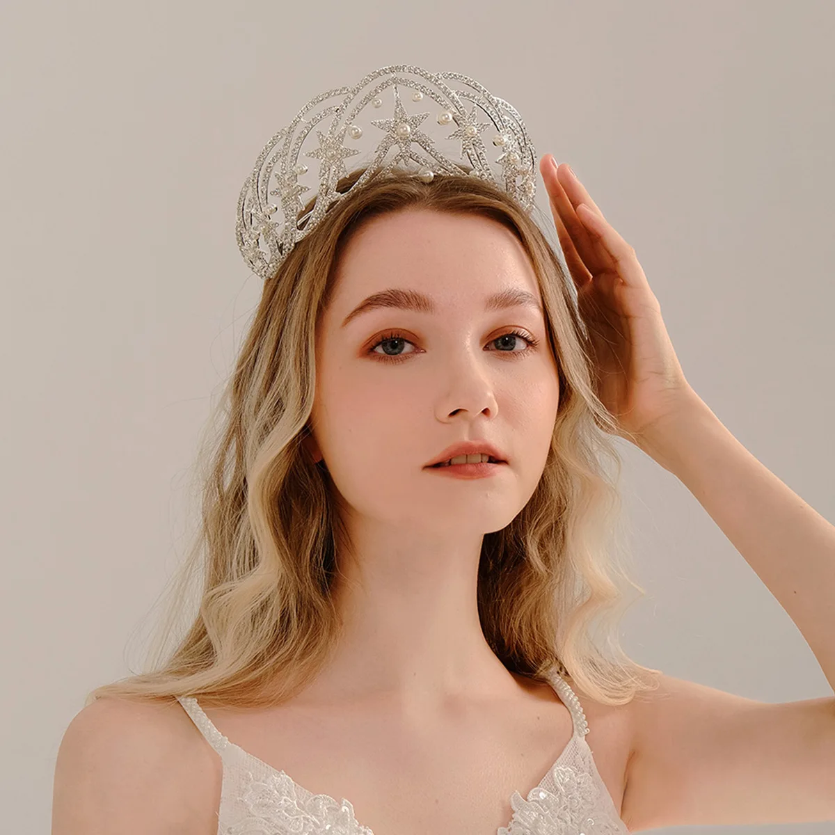 

Тиары женские свадебные с крупными кристаллами и жемчугом