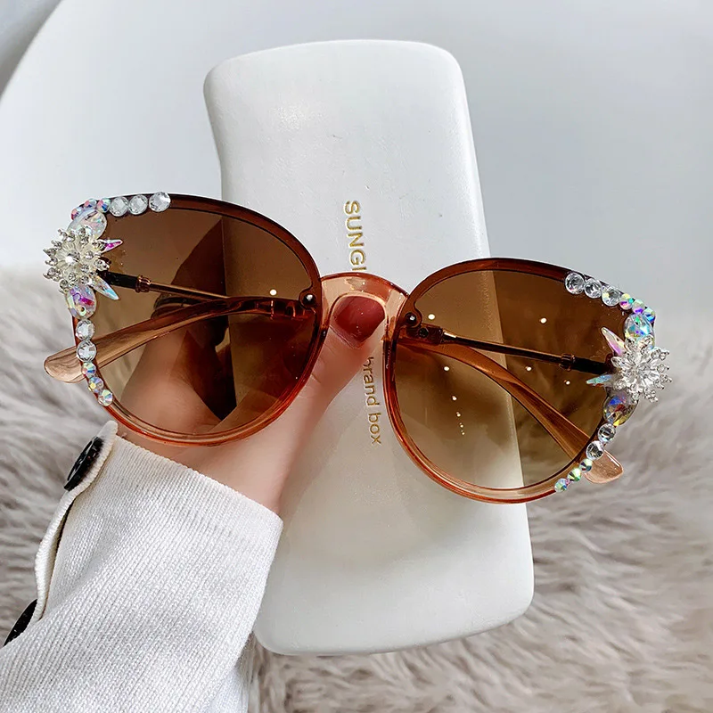 Купи Vintage Rhinestone Cat Eye Sunglasses Women Fashion Bling Diamond Retro Sexy Sun Glasses Ladies Gradient Sunglass Oculos UV400 за 593 рублей в магазине AliExpress