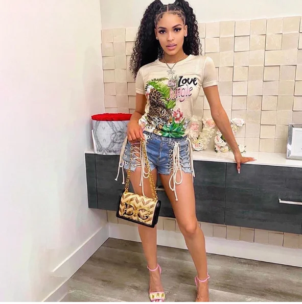 Рисунок 3 - Женские джинсовые шорты с вырезами и дырками