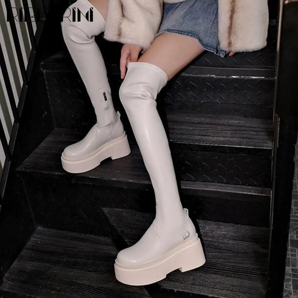 Женские ботинки до середины икры на массивном блочном каблуке