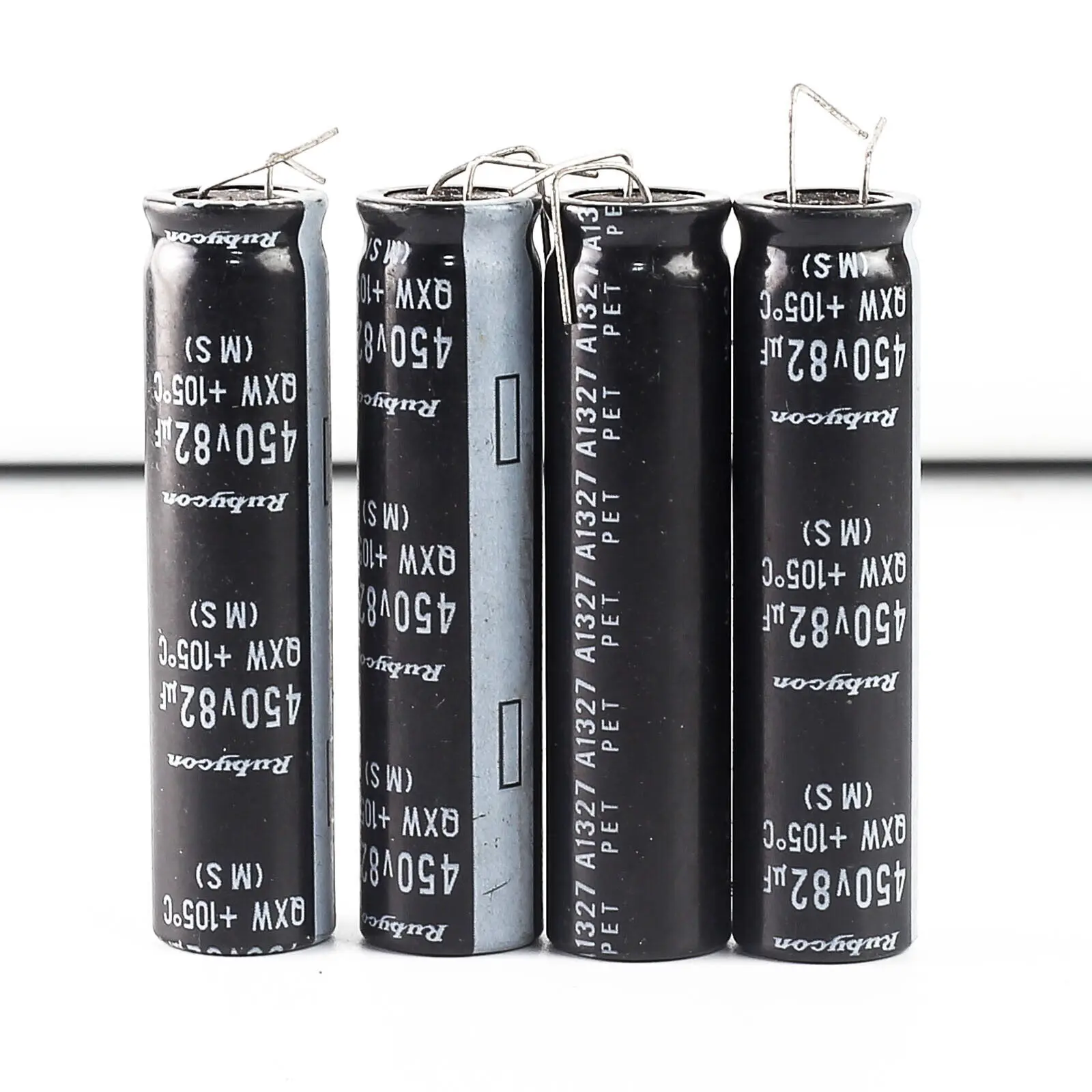 

Электролитический конденсатор RUBYCON QXW 450 в 82 мкФ 105 ℃ x 45 мм, 2 шт.