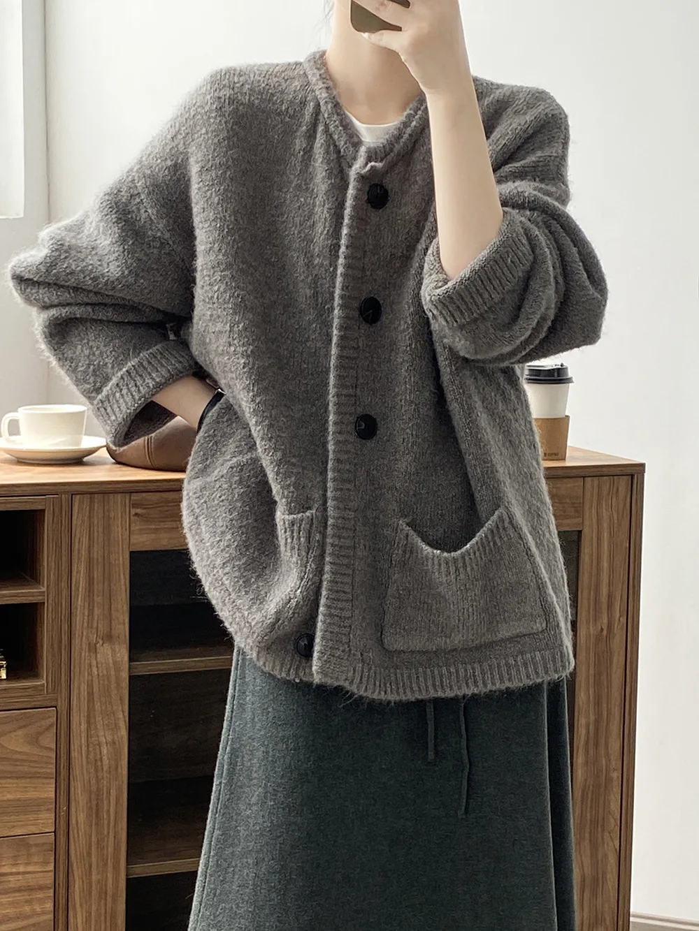 Женский осенне-зимний свитер с круглым вырезом и одной пуговицей вязаный толстый