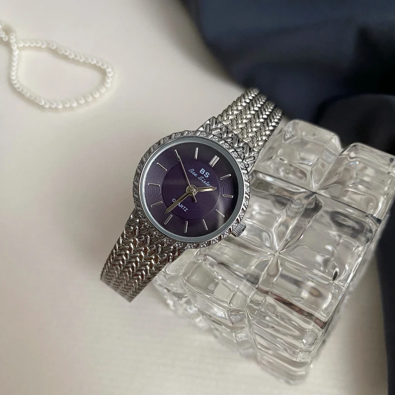 Часы наручные женские кварцевые с маленьким циферблатом