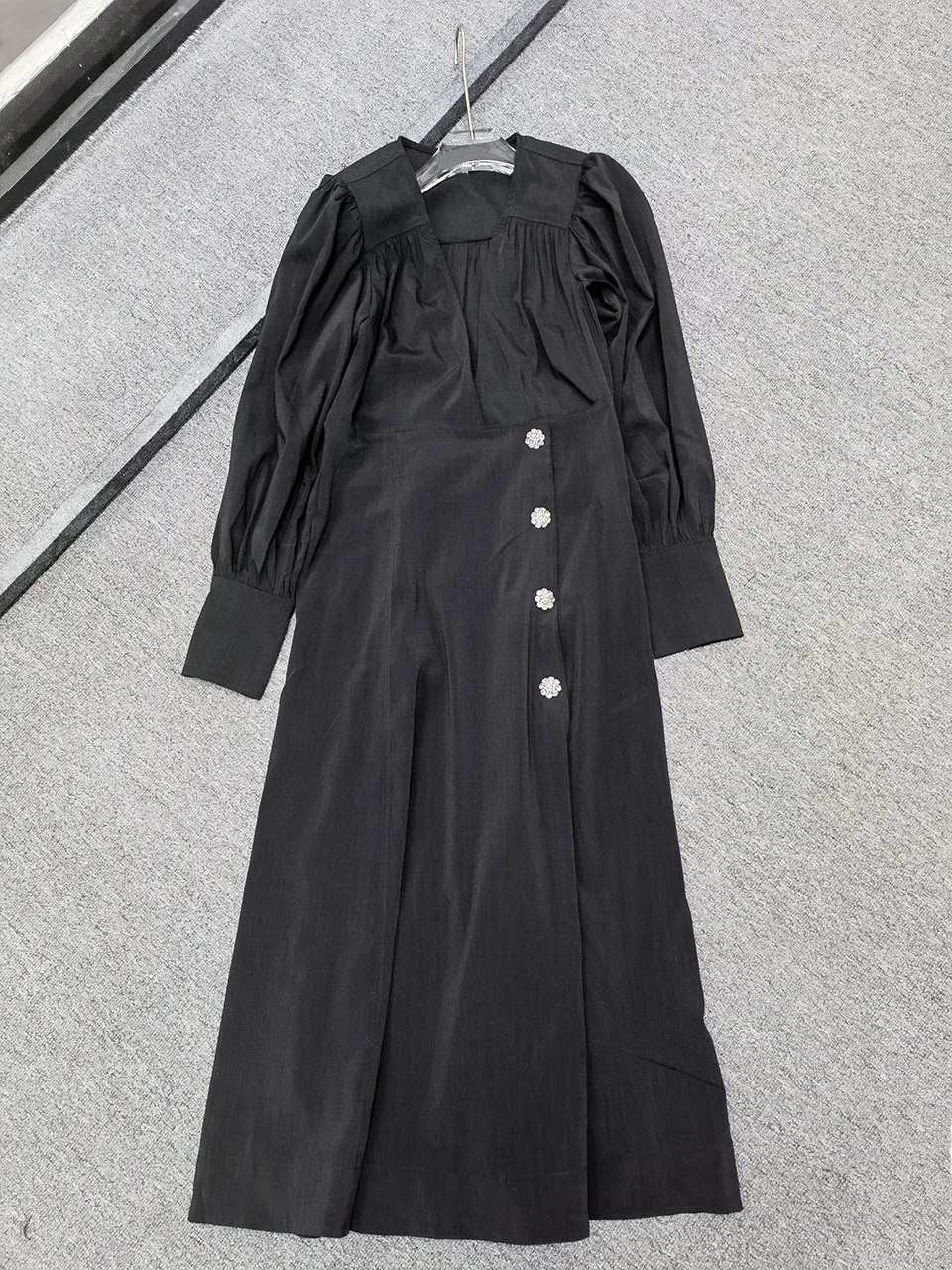 

Trendy Luxury Design Spring Summer New Fashion Classic V-neck Rhinestone Button Waist Dress Medium Length Skirt Women G3