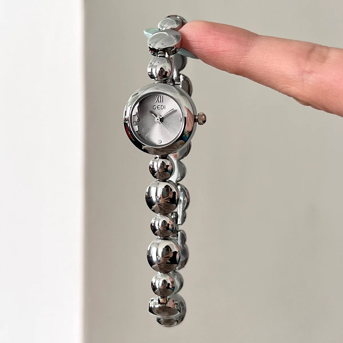 Фото Женские часы, легкие роскошные модные круглые браслеты с фасолью, винтажные нишевые высококачественные женские кварцевые часы №4