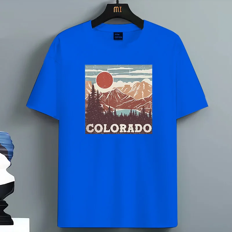 Фото Белая футболка с коротким рукавом и рисунком Colorado Mountain Sunset, с ретро-пейзажем и изображением красного солнца №4