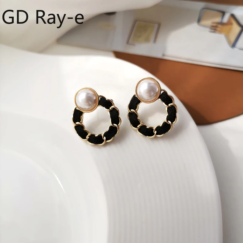 

Fashion Hepburn Vintage Clip Earrings for Women Temperament Chain Round Pearl Stud Earrings Cute Wedding Earings Clip 510