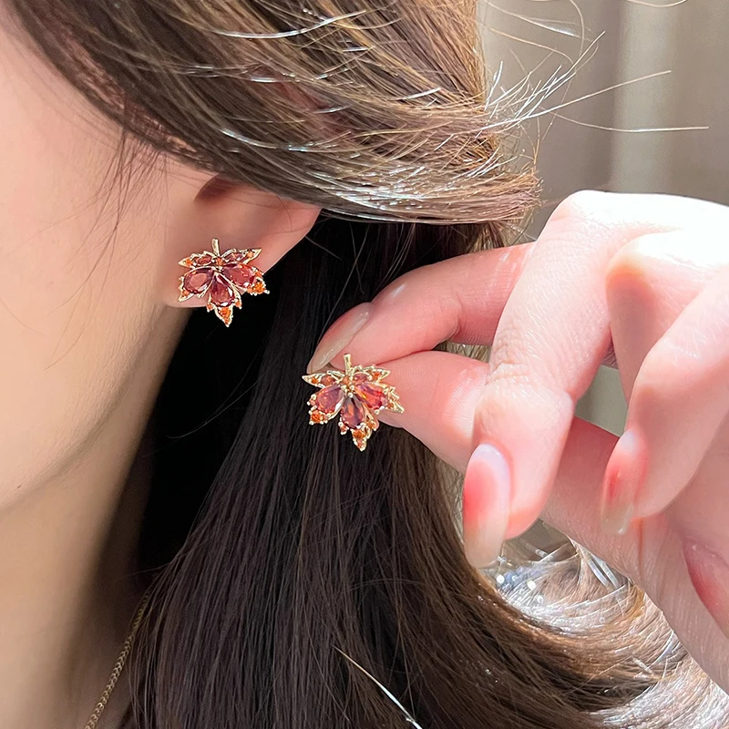 Осенние и зимние серьги с красным кленовым листом. Элегантные