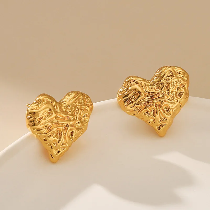 

Женские серьги-гвоздики из 18-каратного золота, в форме сердца