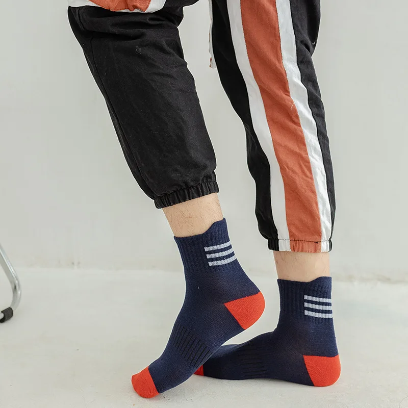 1 Pair Men Middle Tube Socks Autumn Winter Fashion Stripe Basketball Sports Sock Breathable Sweat Absorption Basketball Socks