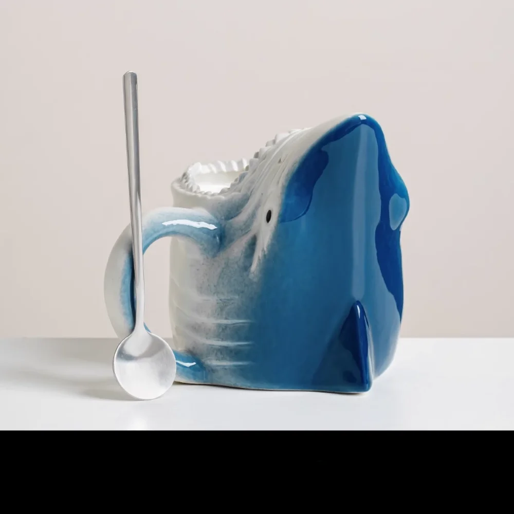 

Керамическая кофейная кружка в форме акулы