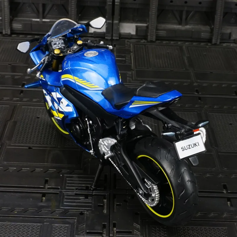 Фото Модель мотоцикла Suzuki GSX-R1000 в масштабе 1:12, выполненная с высокой детализацией, тщательно проработана и отличается высоким качеством. №3