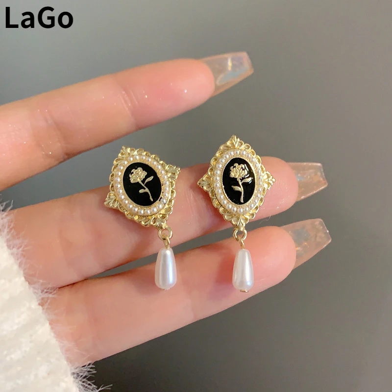 

Retro Jewelry Simulated Pearl Earrings Vintage Temperament Hot Sale Metallic Gold Color Flower Earrings For Women Girl Gift