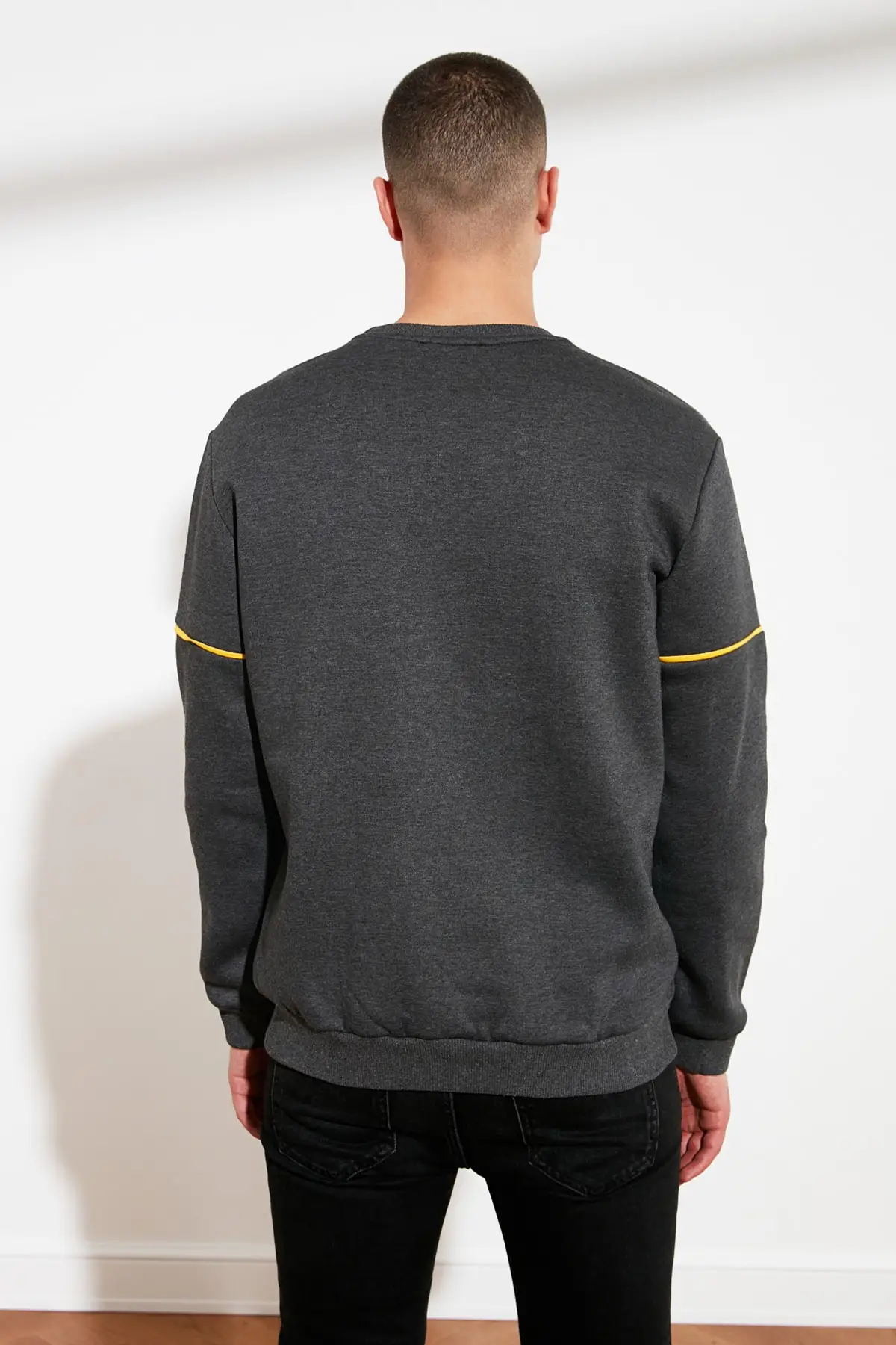 

Trendyol Male Regular Fit Piping Long-Sleeve Sweatshirt TMNSS21SW0163