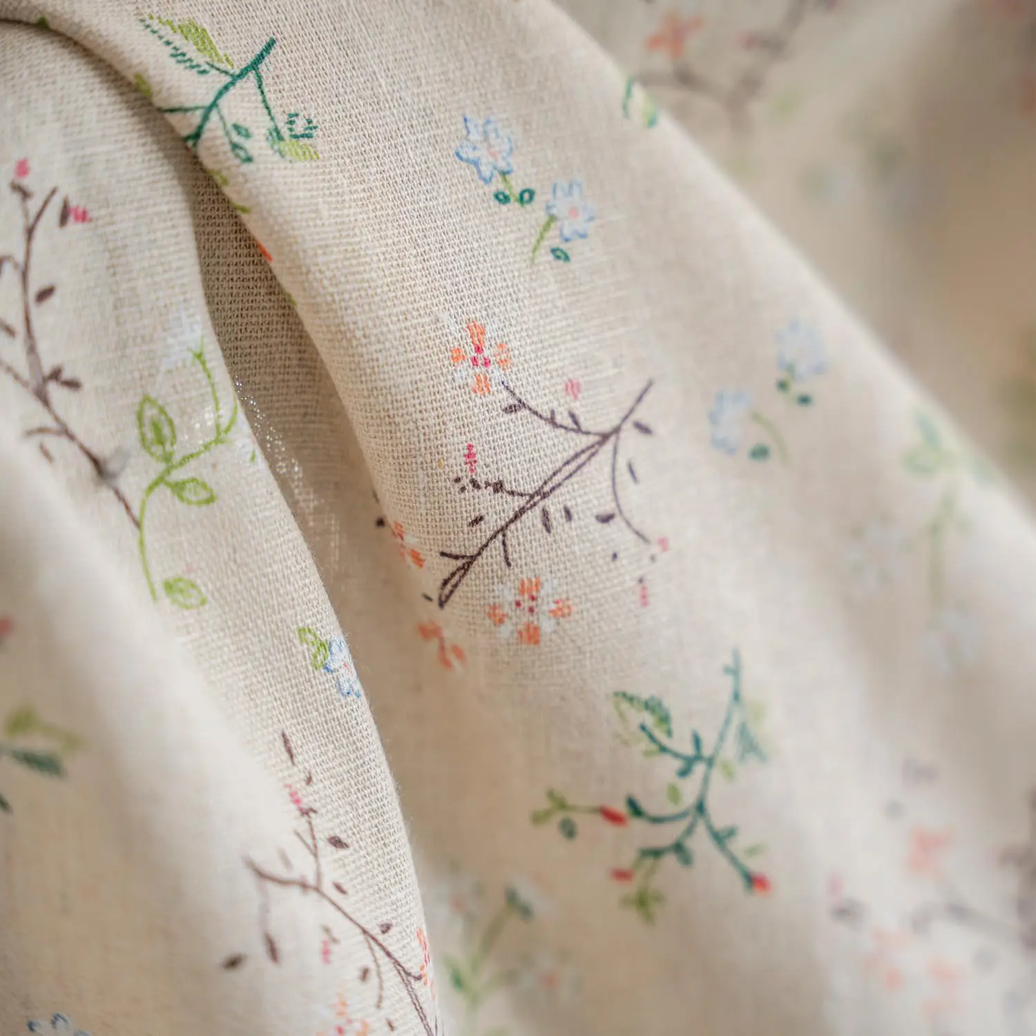 Полузатемняющие оконные шторы в стиле бохо с цветочным рисунком занавески