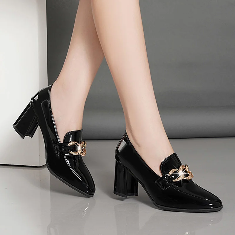 

Туфли-лодочки женские из лакированной кожи, высокий каблук, цепочка, без застежки, Классическая обувь, свадебные туфли, квадратный каблук, ч...