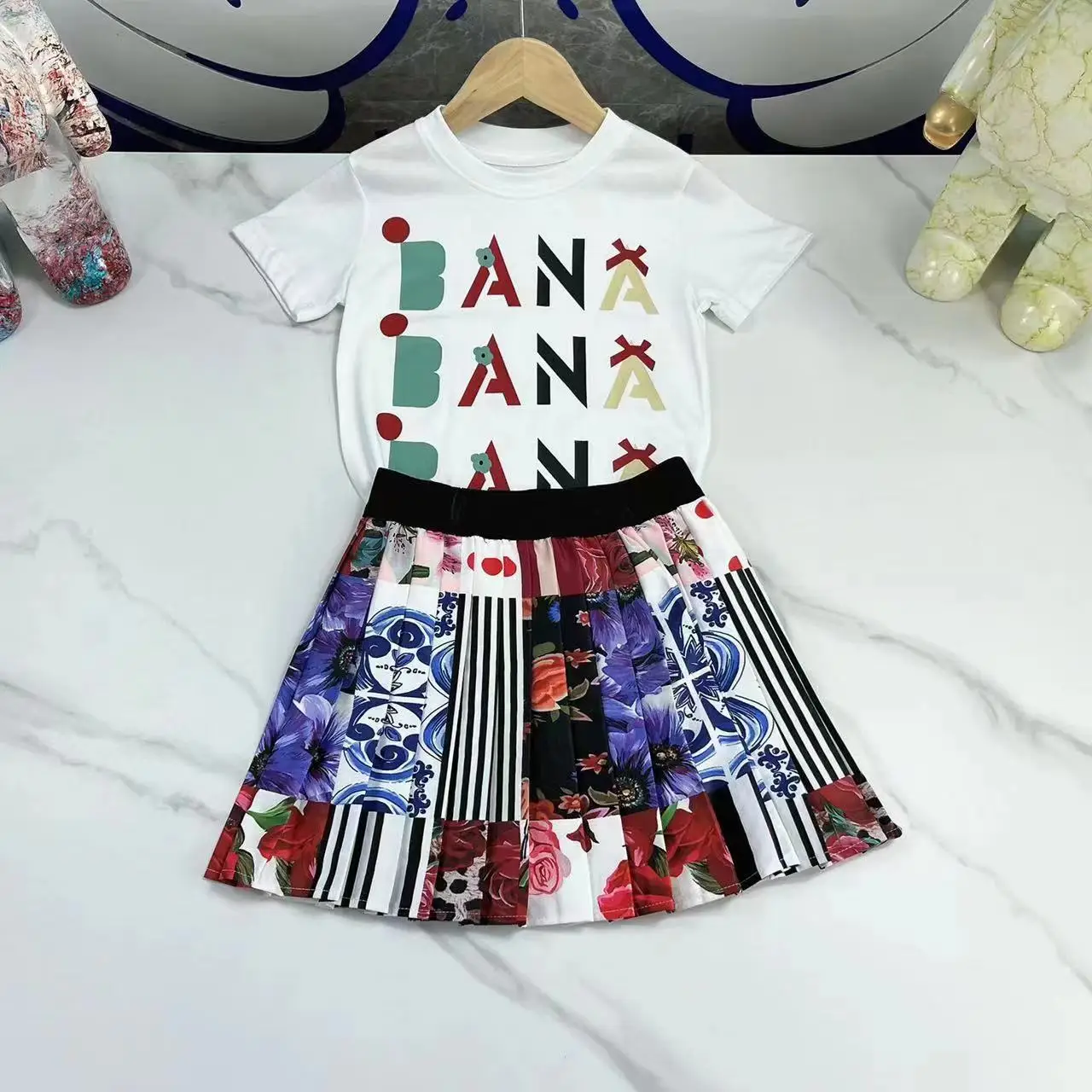 

Высококачественные милые комплекты для девочек, Новинка лета 2022, Оригинальная футболка с буквенным принтом и юбка в цветочек для маленьких ...