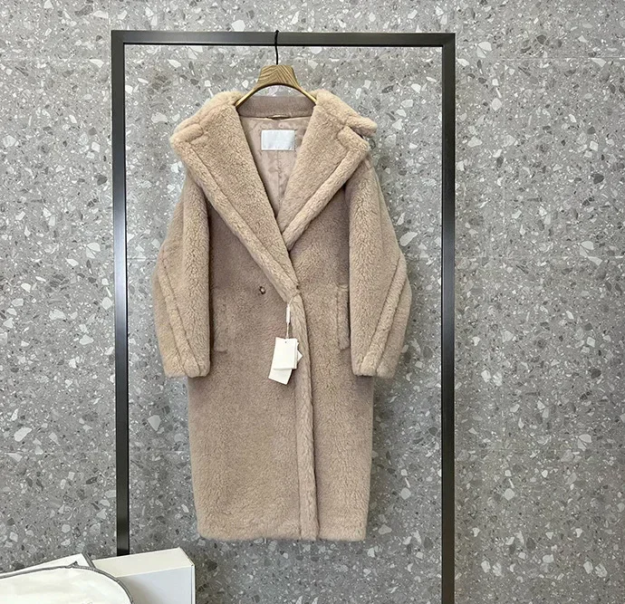 Женское зимнее пальто с плюшевым мишкой