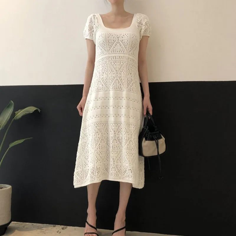 

Женское трикотажное платье-свитер с коротким рукавом