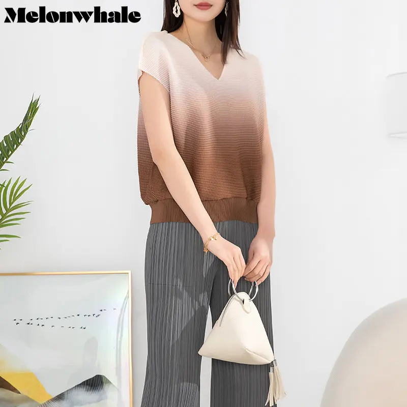 

Женская плиссированная футболка с коротким рукавом и V-образным вырезом