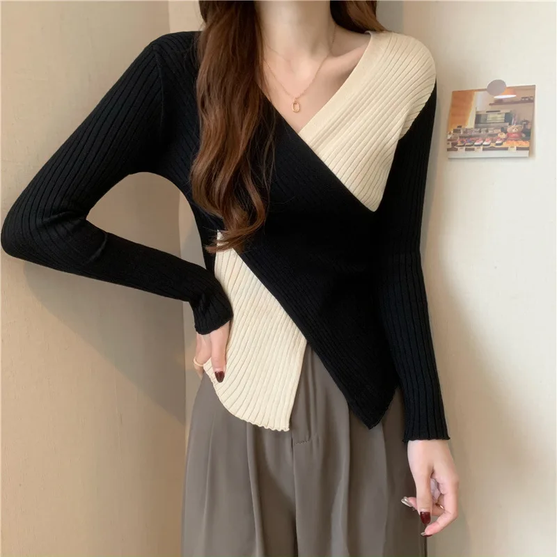 

Женский трикотажный свитер с V-образным вырезом и длинными рукавами
