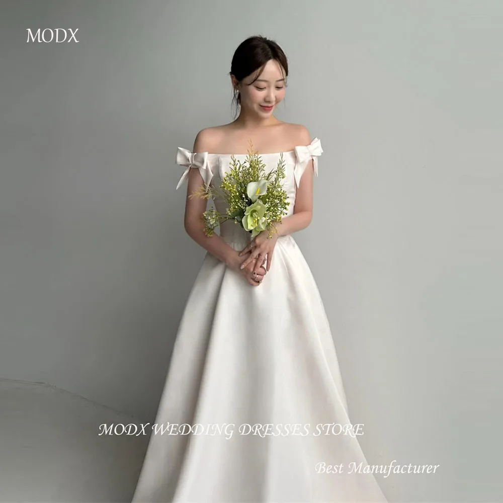 Платье свадебное атласное ТРАПЕЦИЕВИДНОЕ с открытыми плечами и бантом |