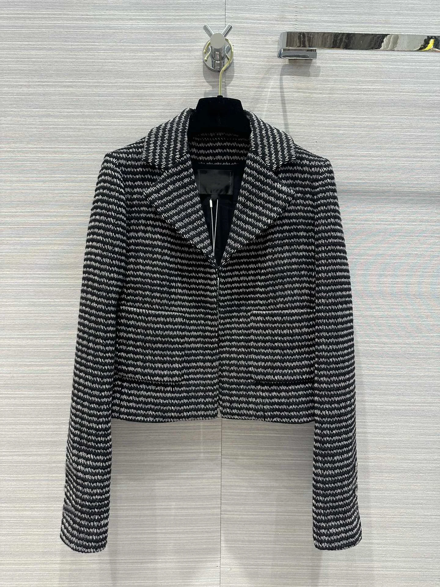 

2023Classic vintage suit collar soft tweed coat temperament small lapel double pocket cufflinks design8.16