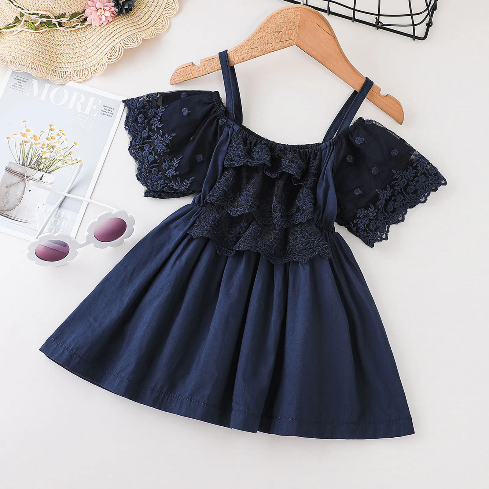 

Платье принцессы летнее однотонное с открытыми плечами, кружевом и рюшами